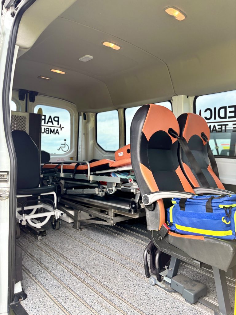 Innenraum eines ausgestatteten ParaMedic Fahrzeugs