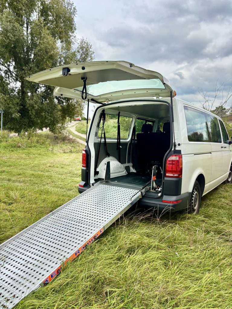 ParaMedic Fahrzeug mit Rollstuhlrampe