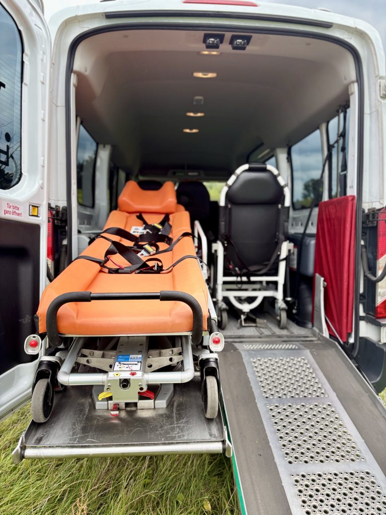 Liegendtransport im ParaMedic Fahrzeug