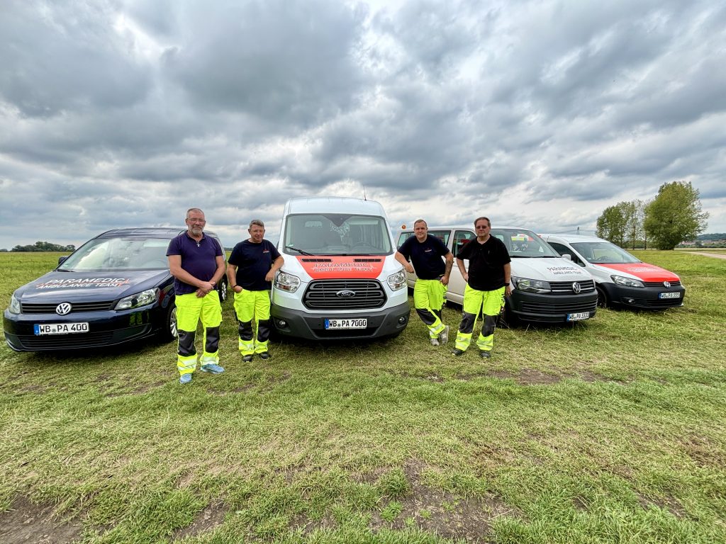Das ParaMedic Team vor seinen Einsatzfahrzeugen